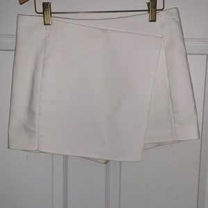 NEVER BEEN WORN. EXPRESS WHITE MINI SKORT.